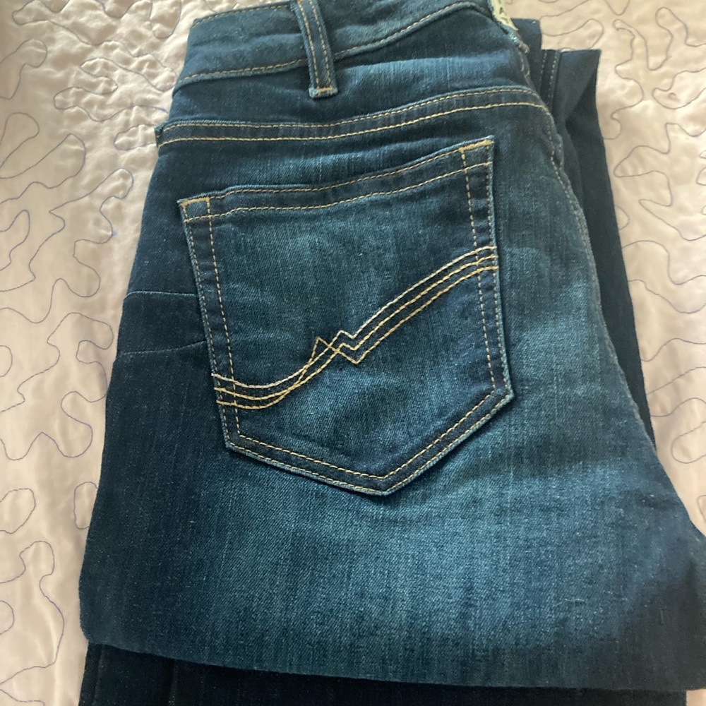ariat 28R jeans high rise boot cut. Great for barn, farm, rodeo, arena.